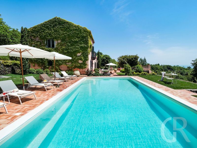 ferienhaus-capinera-pool-mit-sonnenliegen.jpg