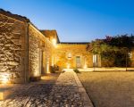 ferienhaus-dimora-pura-am-abend.jpg