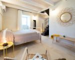ferienhaus-dimora-pura-schlafzimmer-mit-bett.jpg