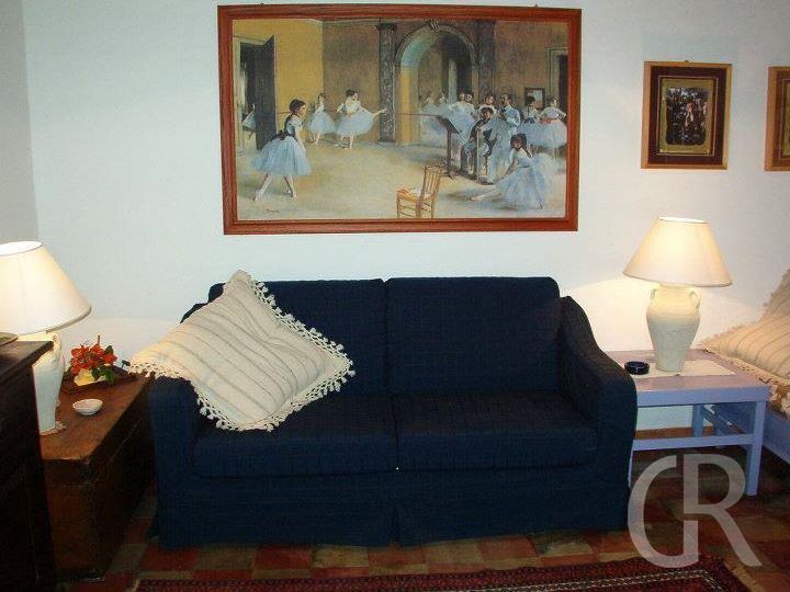 ferienhaus-gelso-kleines-wohnzimmer-mit-sofa.jpg