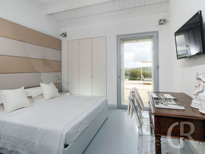 ferienhaus-hybla-weisses-schlafzimmer.jpg