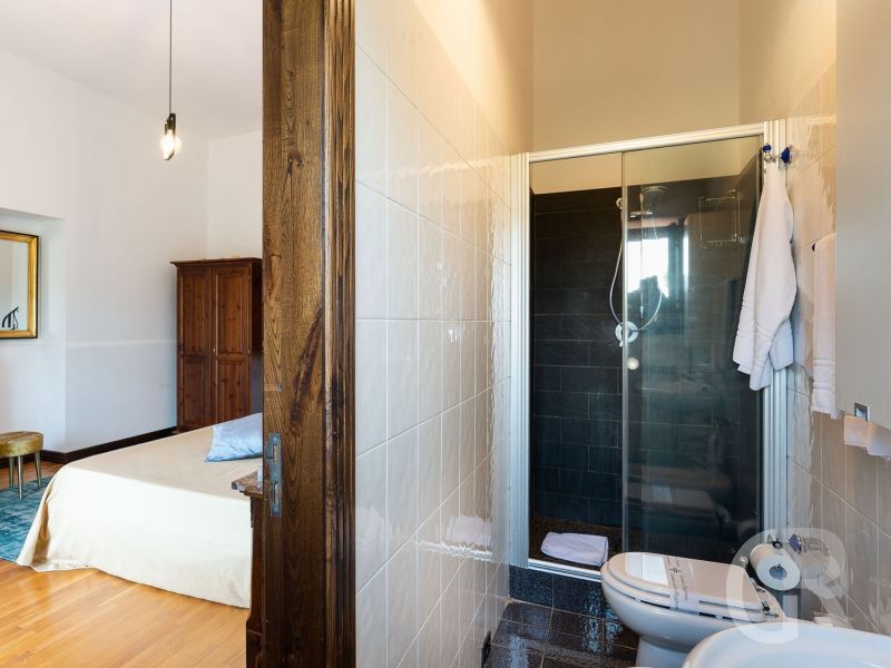 ferienhaus-la-rosa-schlafzimmer-mit-bad.jpg