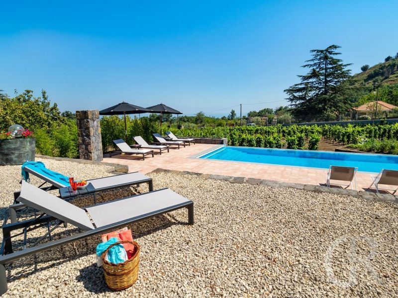 ferienhaus-la-rosa-sonnenterrasse-am-pool.jpg