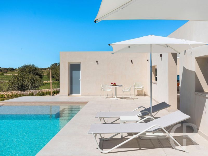 ferienhaus-villa-mora-sonnenschirm-am-pool.jpg