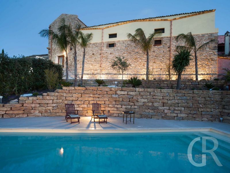 ferienvilla-marietta-villa-am-abend.jpg