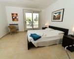ferienwohnung-antoinella-schlafzimmer-mit-doppelbett.JPG