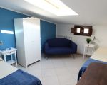 ferienwohnung-antonio-schlafraum-mit-doppelbett-einuzelbett-und-sofa.JPG