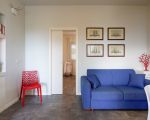 ferienwohnung-corallo-blaues-sofa.jpg