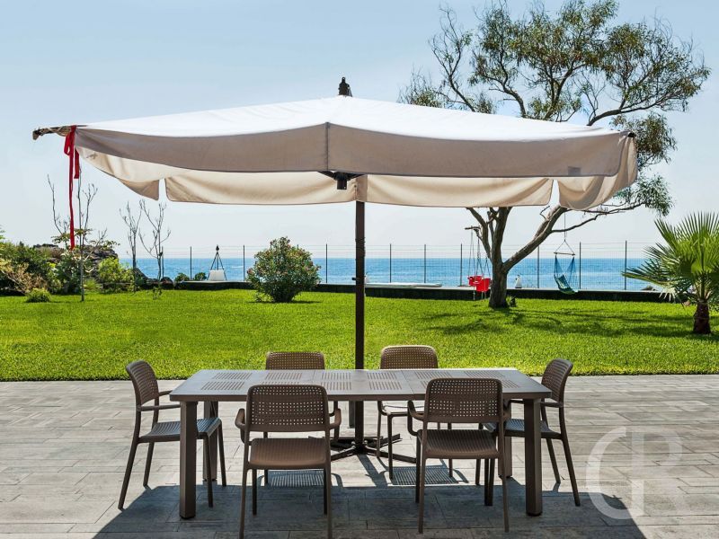 ferienwohnung-corallo-sonnenschirm-auf-der-terrasse.jpg