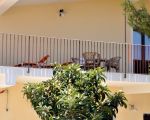 ferienwohnung-corrado-blick-von-der-strasse-auf-die-terrasse.JPG