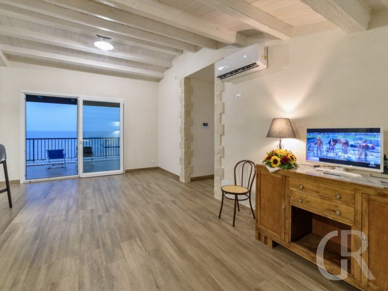 ferienwohnung-ducezio-wihnbereich-mit-blick-auf-die-dachterrasse.jpg