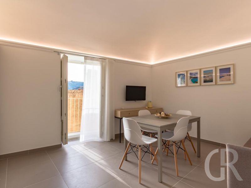 ferienwohnung-enea-esstisch-am-kleinen-balkon.jpg