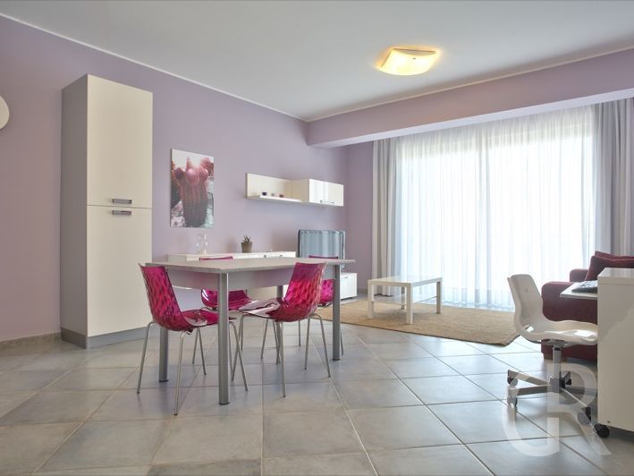 ferienwohnung-glicine-offener-wohnbereich-und-terrassenzugang.jpg