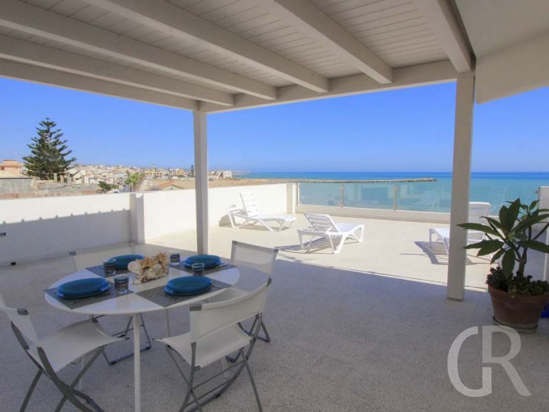 ferienwohnung-pitagora-ueberdachte-terrasse.jpg