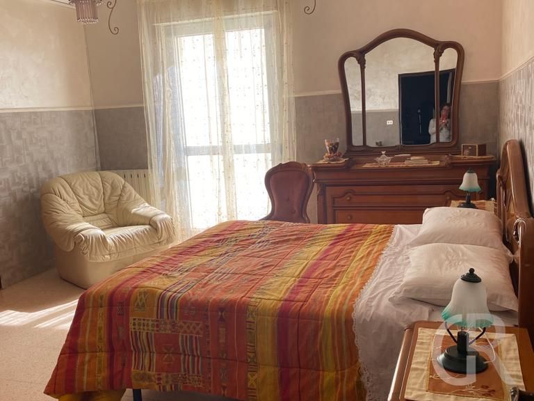ferienwohnung-rosa-schlafzimmer-mit-doppelbett-und-balkon.jpg