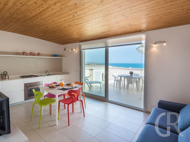 ferienwohnung-rosmarino-kueche-mit-blick-auf-die-terrasse.jpg
