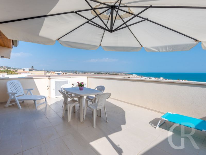 ferienwohnung-rosmarino-terrasse-mit-sonnenschirm.jpg