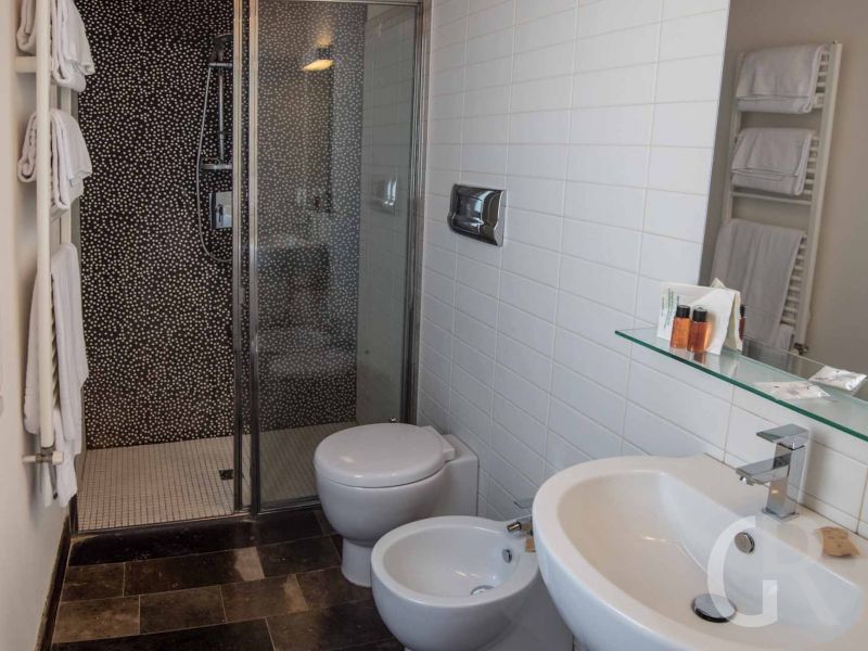 ferienwohnung-ulisse-badezimmer-mit-dusche.jpg