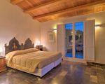 ferienwohnung-ulisse-schlafzimmer-am-abend.jpg