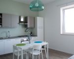 ferienwohnung-veranda-sul-mare-wohnkueche-mit-esstisch.jpg