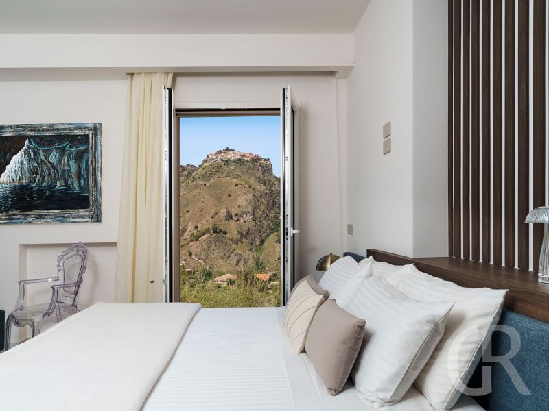 gran-tour-schlafzimmer-mit-blick-nach-draussen.jpg