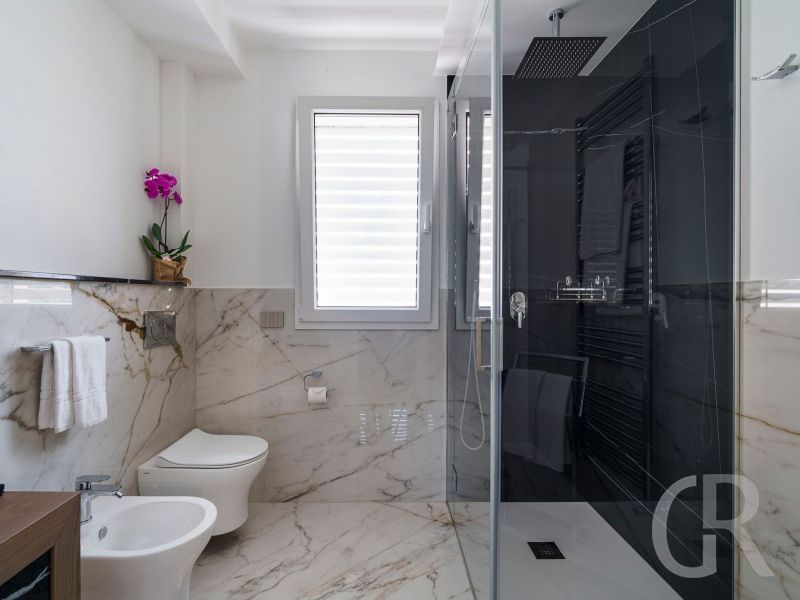 gran-tour-weisses-abdezimmer-mit-dusche.jpg