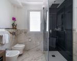 gran-tour-weisses-abdezimmer-mit-dusche.jpg
