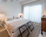 villa-acqua-marina-doppelbett-und-kommode.jpg