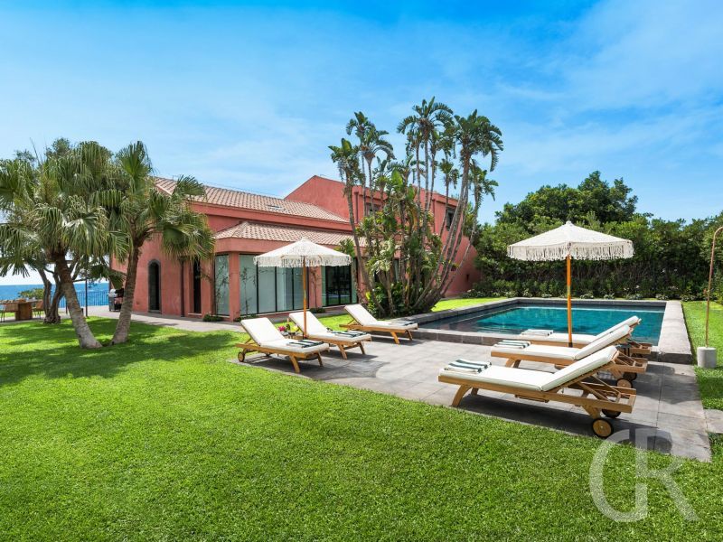 villa-acqua-marina-pool-mit-sonnenschirmen.jpg