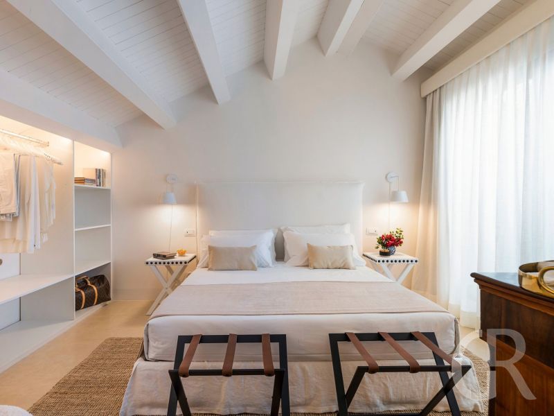 villa-acqua-marina-schrank-und-doppelbett.jpg