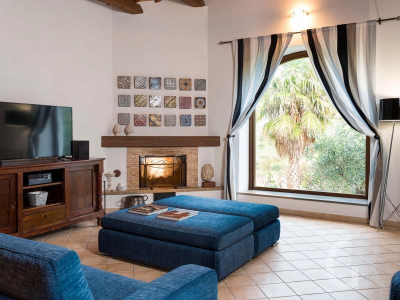 villa-ager-costa-wohnraum-mit-kamin.jpg
