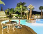 villa-agora-poll-am-abend.jpg