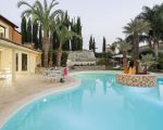 villa-agora-pool-mit-kleiner-insel.jpg