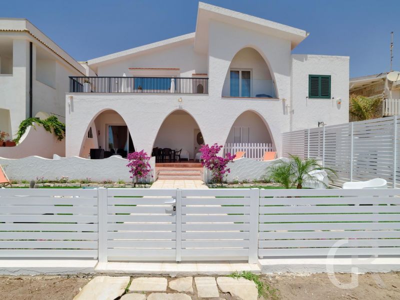 villa-amelia-blick-vom-meer-auf-die-villa.jpg