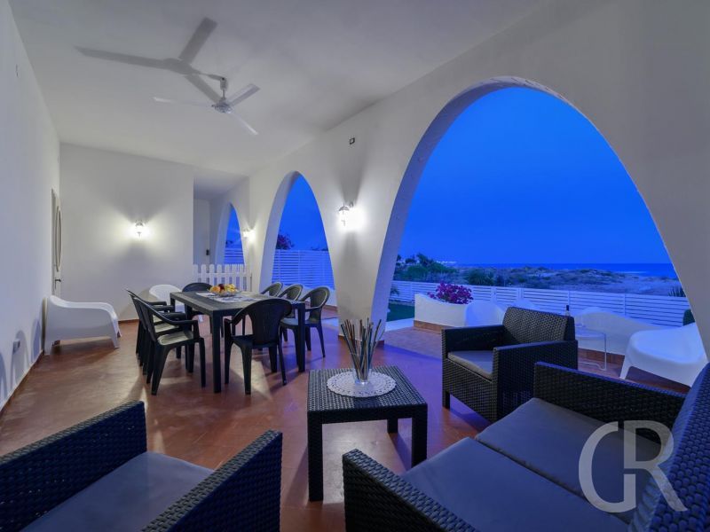 villa-amelia-terrasse-mit-tollem-blick-zum-meer.jpg