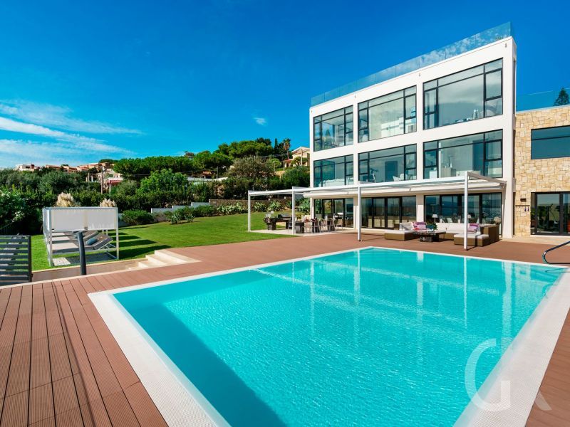 villa-angelina-blick-auf-das-ferienhaus-mit-pool.jpg