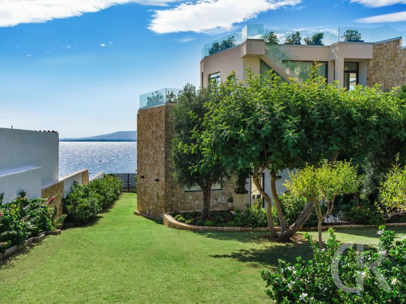 villa-angelina-blick-durch-den-garten-zum-meer.jpg