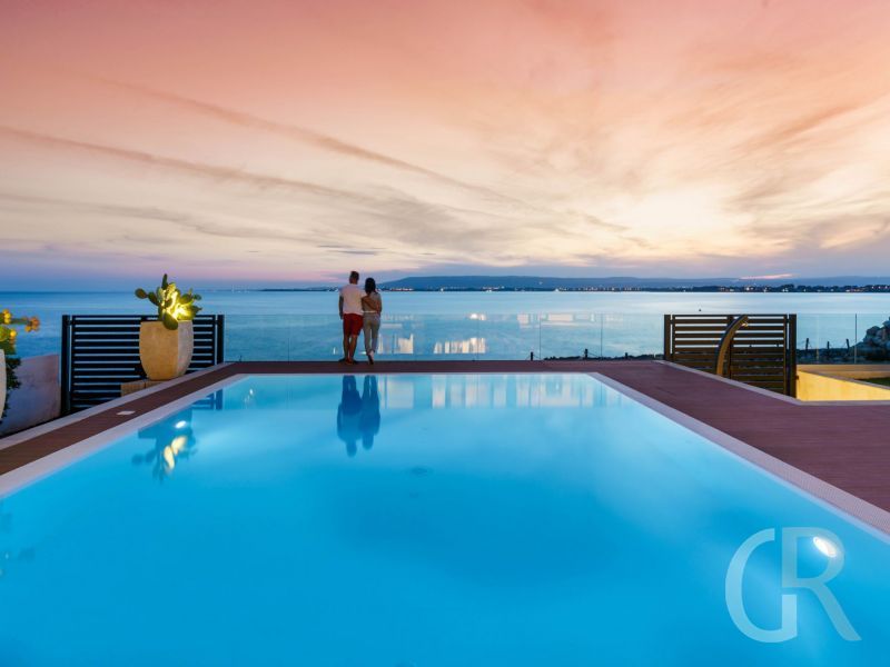 villa-angelina-schwimmbad-am-abend.jpg