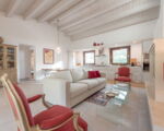 villa-angelina-wohnzimmer-mit-kamin-seitlich.jpg