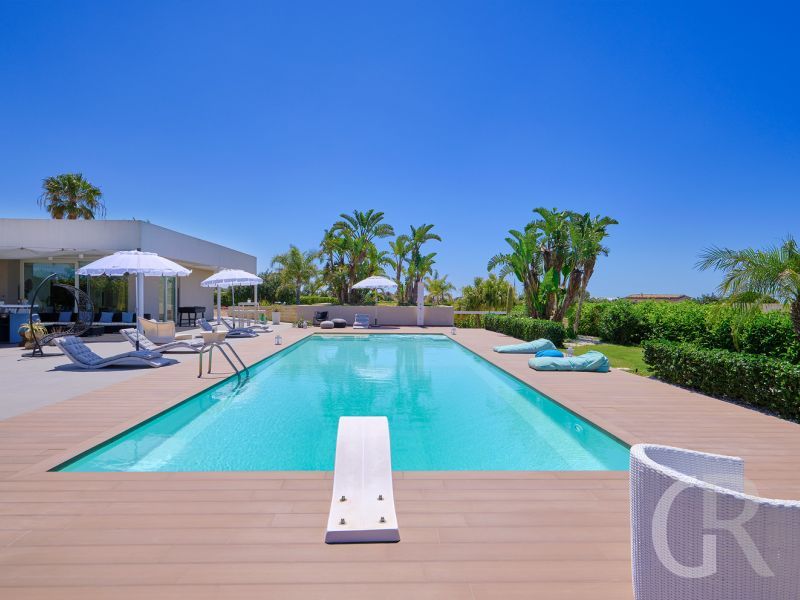 villa-anthea-pool-mit-sonnenliegen.jpg