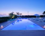 villa-anthea-schwimmbad-am-abend-erleuchtet.jpg
