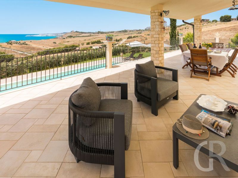villa-anthea-ueberdachte-terrasse.jpg