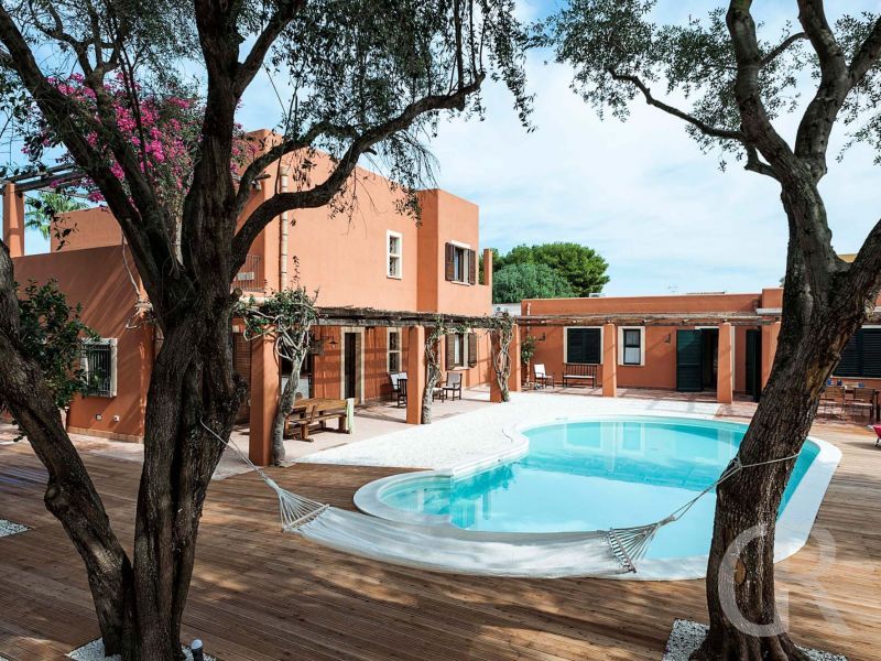 villa-arangea-garten-mit-pool-im-hintergrund.jpg