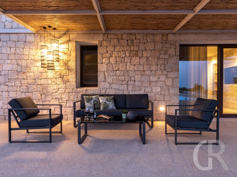 villa-auliva-am-abend-auf-der-terrasse.jpg