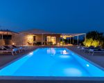 villa-auliva-schwimmbad-am-abend.jpg