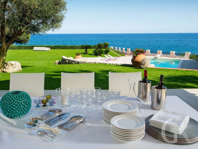 villa-blue-moon-esstisch-auf-der-terrasse.jpg