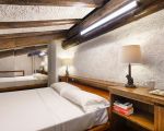 villa-blue-moon-schlafzimmer-mit-spiegel.jpg