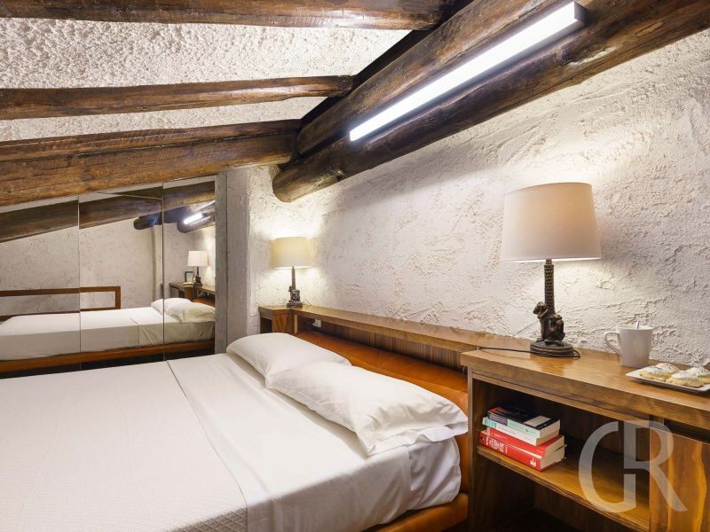 villa-blue-moon-schlafzimmer-mit-spiegel.jpg