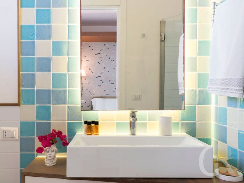 villa-blumarine-spiegel-und-weisses-waschbecken.jpg