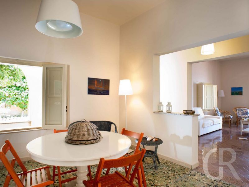 villa-brezza-marina-esstisch.jpg